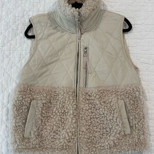 Abercrombie & Fitch women’s Cream Quilted Vest